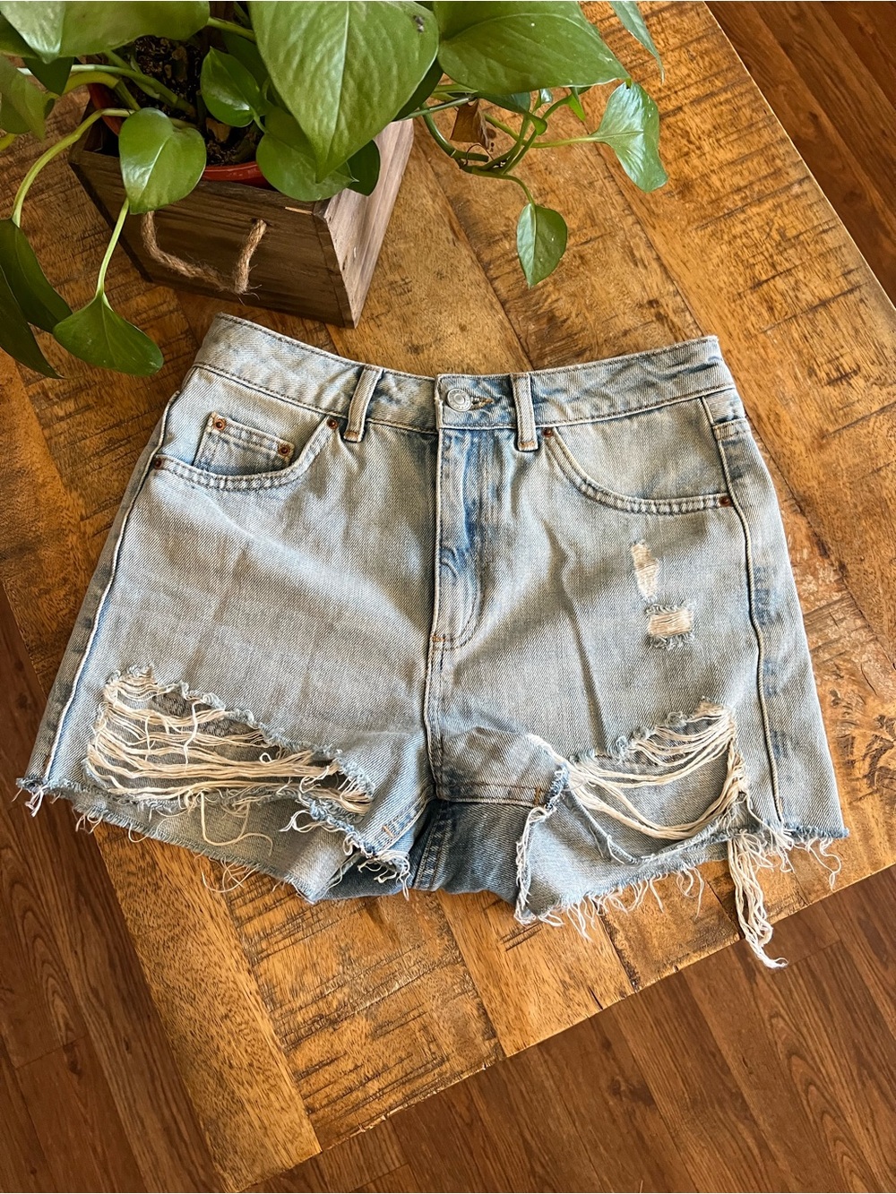 TOPSHOP MOTO MOM DistressedShorts SIZE 8
EUR 36 USA 4